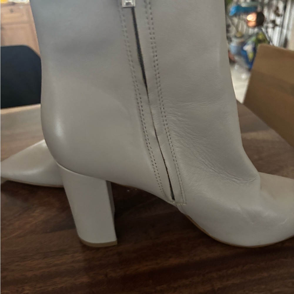Elegant White Heeled Boots